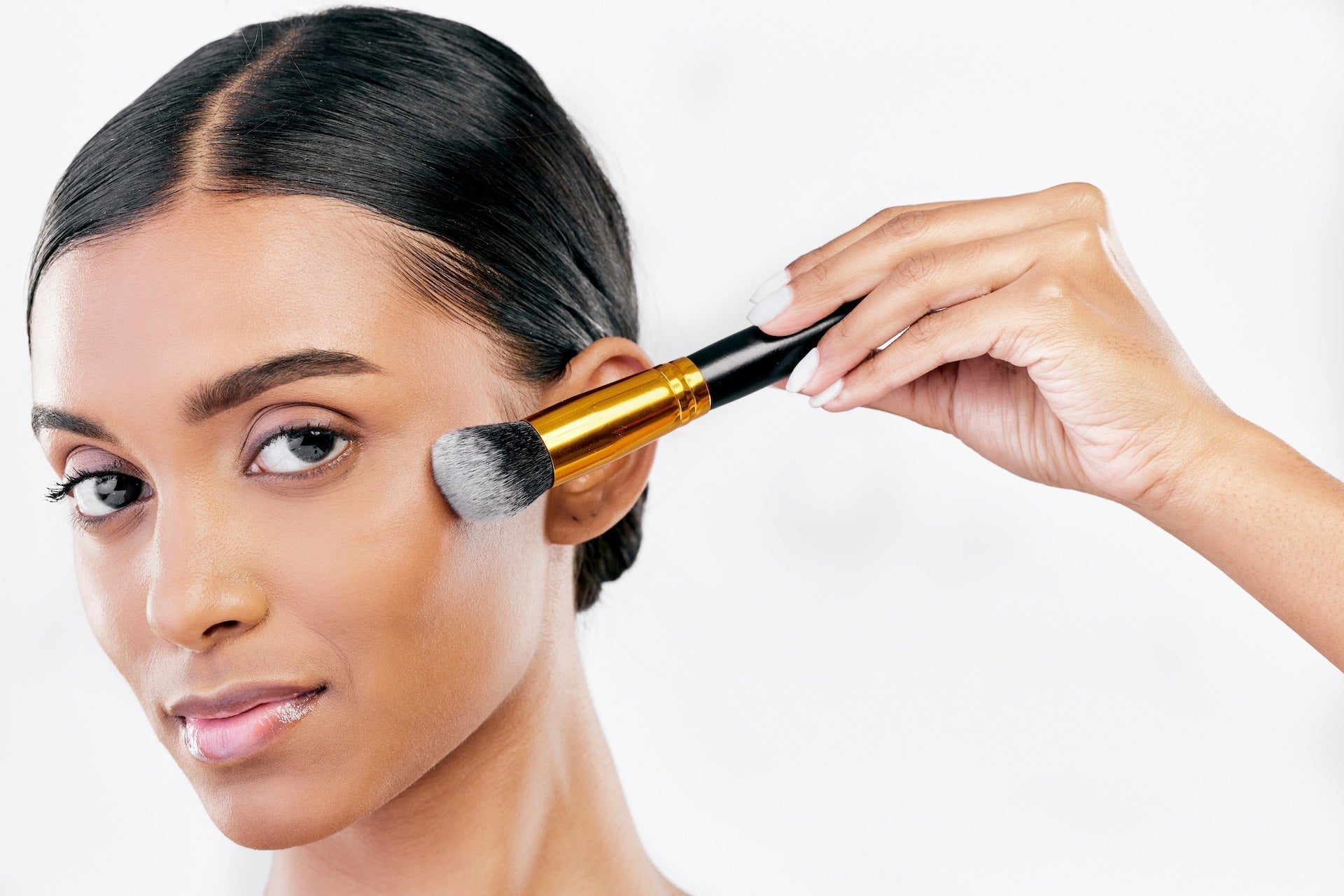 Brush vs. Sponge - Which Tool Is Better for Applying Foundation?